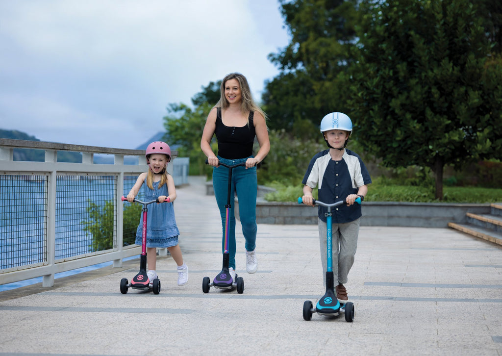 Familia paseando en scooters Globber Ultimum