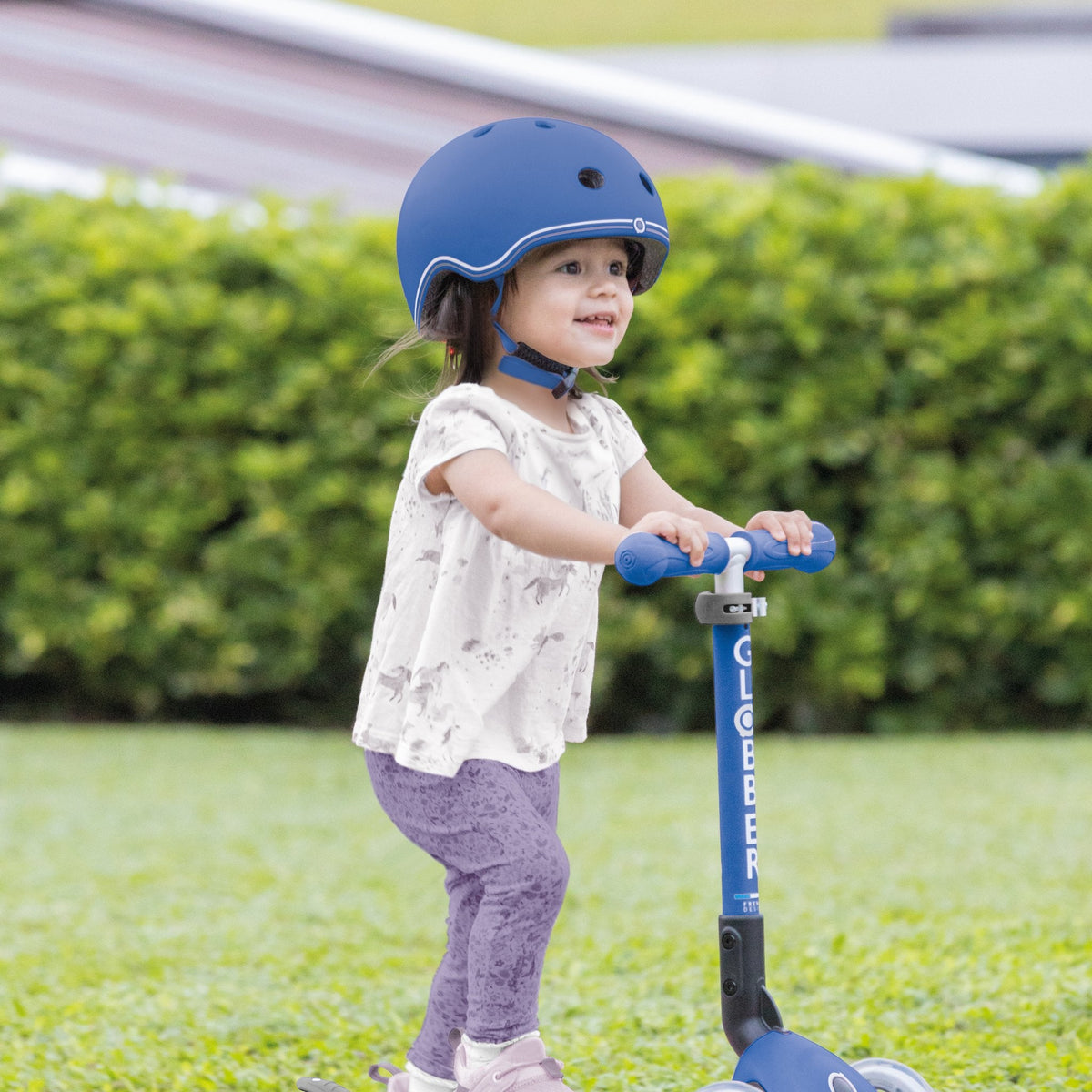 Casco infantil Globber Go Up Lights Navy Blue en uso