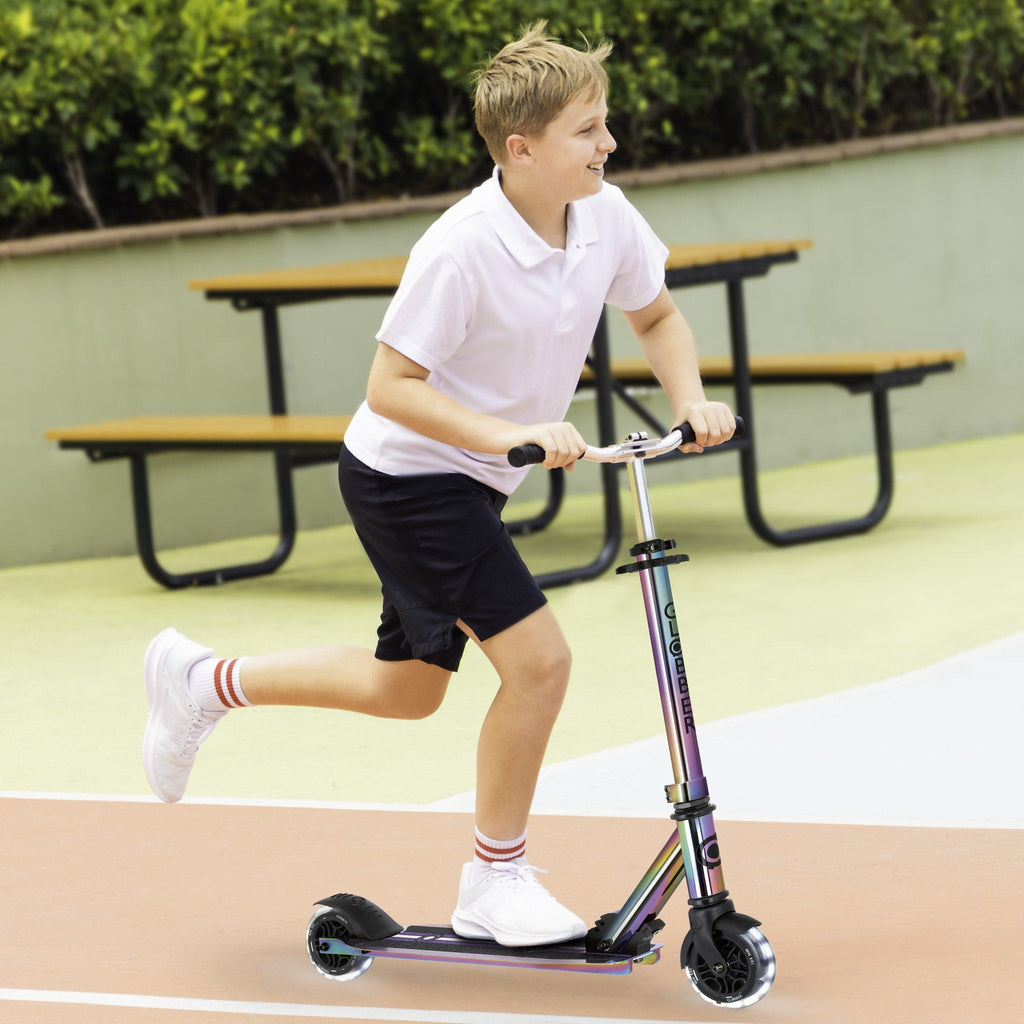 Scooter Globber Flow Element Lights Neochrome en uso