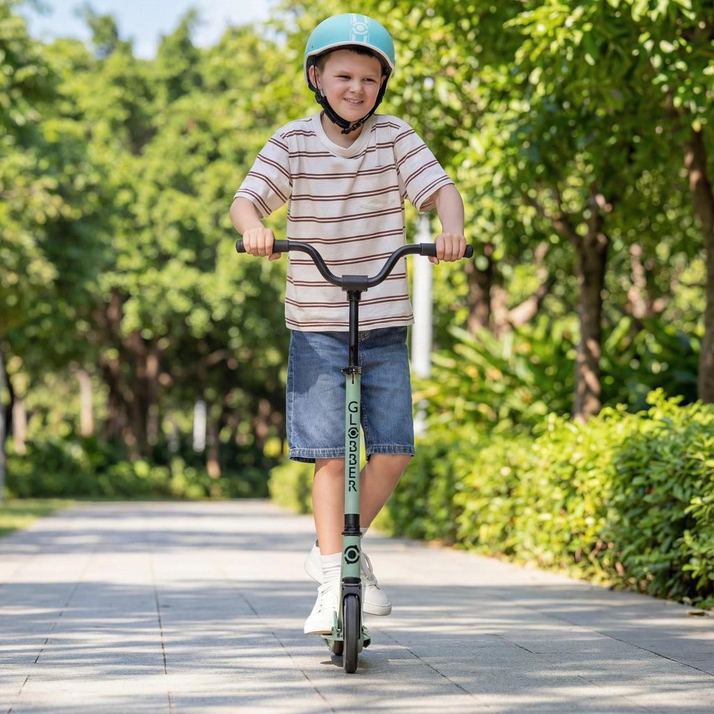 Scooter Globber Flow Rider Sage en uso
