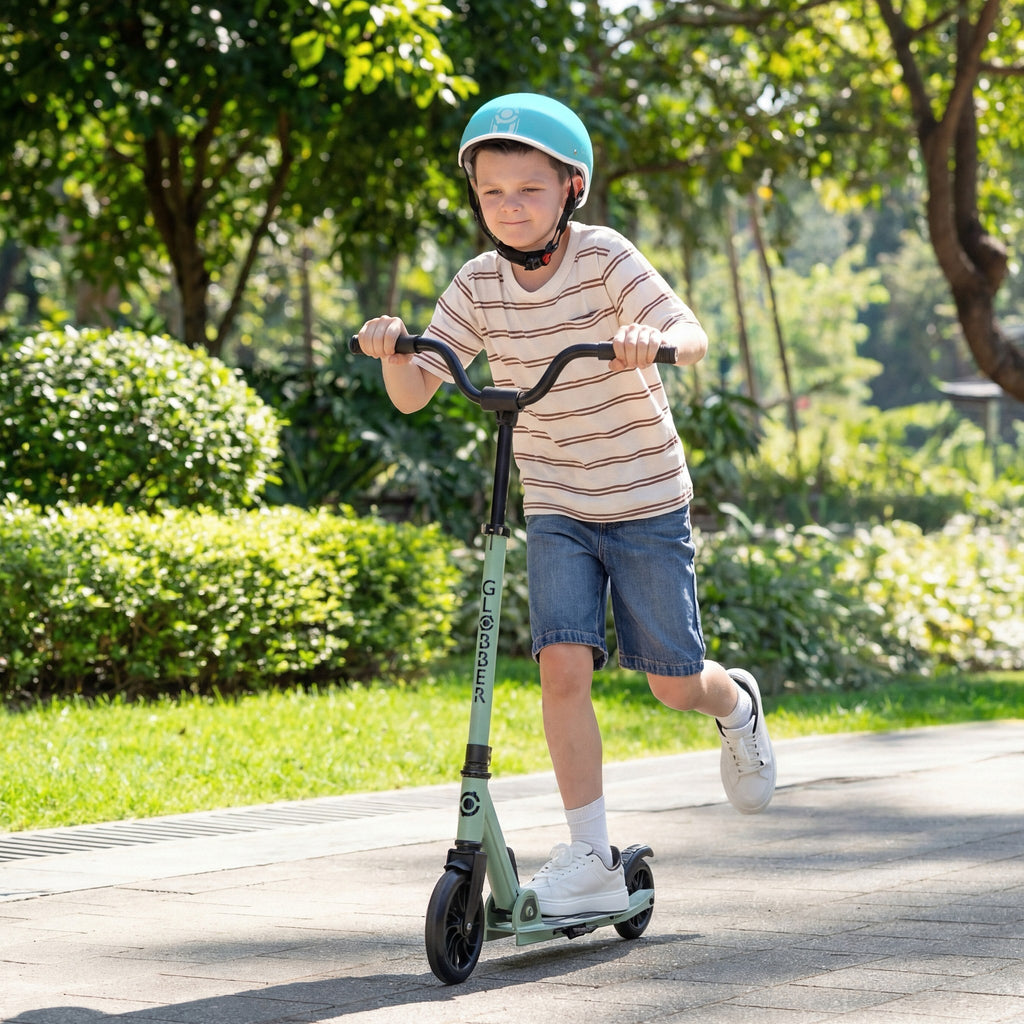 Scooter Globber Flow Rider Sage en uso (2)