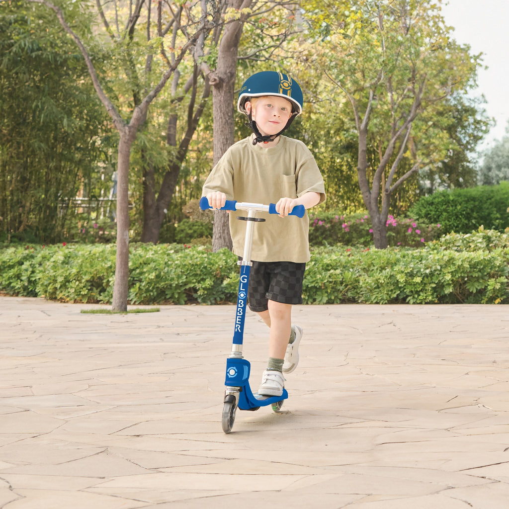 Scooter Infantil Globber Flow Foldable Junior Lights Navy Blue en uso