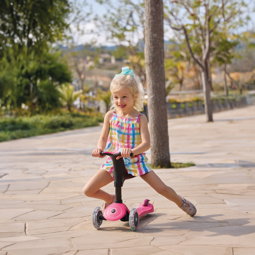 Scooter 3 en 1 Globber Go Up Sporty Lights Dark Pink en uso