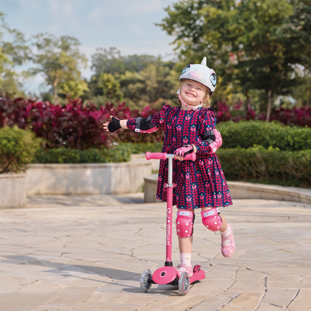 Scooter 3 en 1 Globber Go Up Sporty Lights Dark Pink en uso (2)