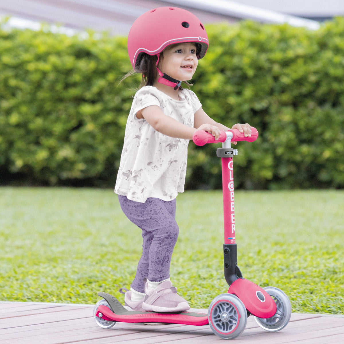 Scooter Infantil 3 Ruedas Globber Lights Plegable Fuchsia en uso