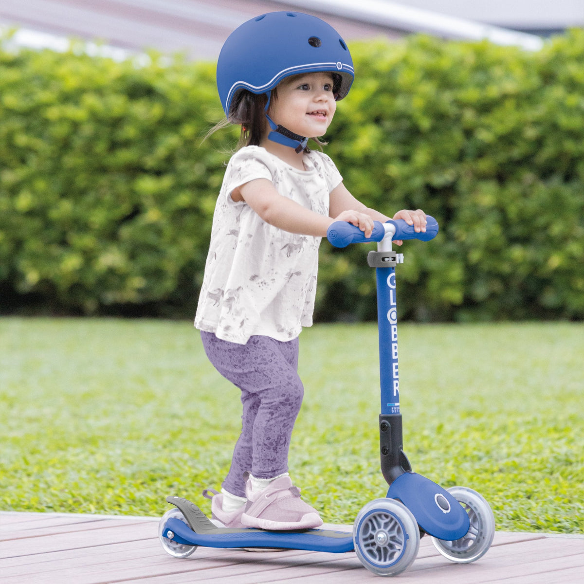 Scooter Infantil 3 Ruedas Globber Lights Plegable Navy Blue en uso