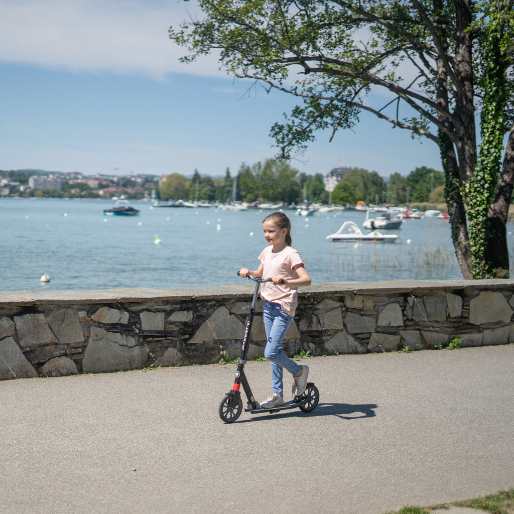Scooter Globber NL 205 Black Grey en uso