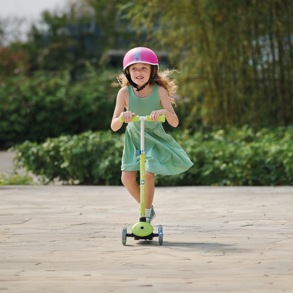 Scooter Infantil Globber Primo Lights Lime Green Navy Blue en uso