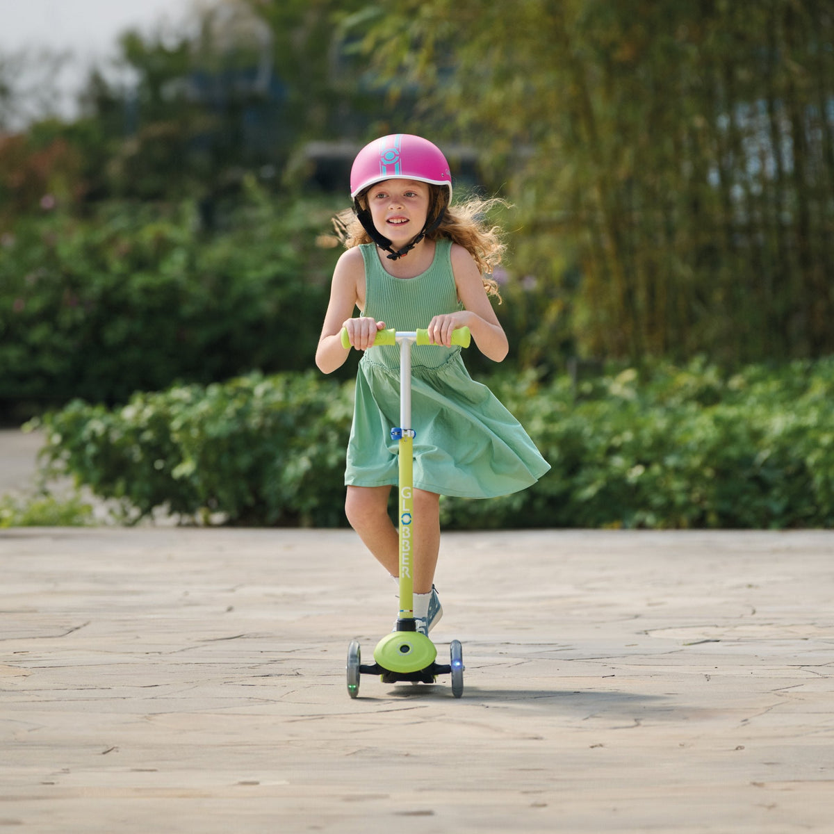 Scooter Infantil Globber Primo Lights Lime Green Navy Blue en uso