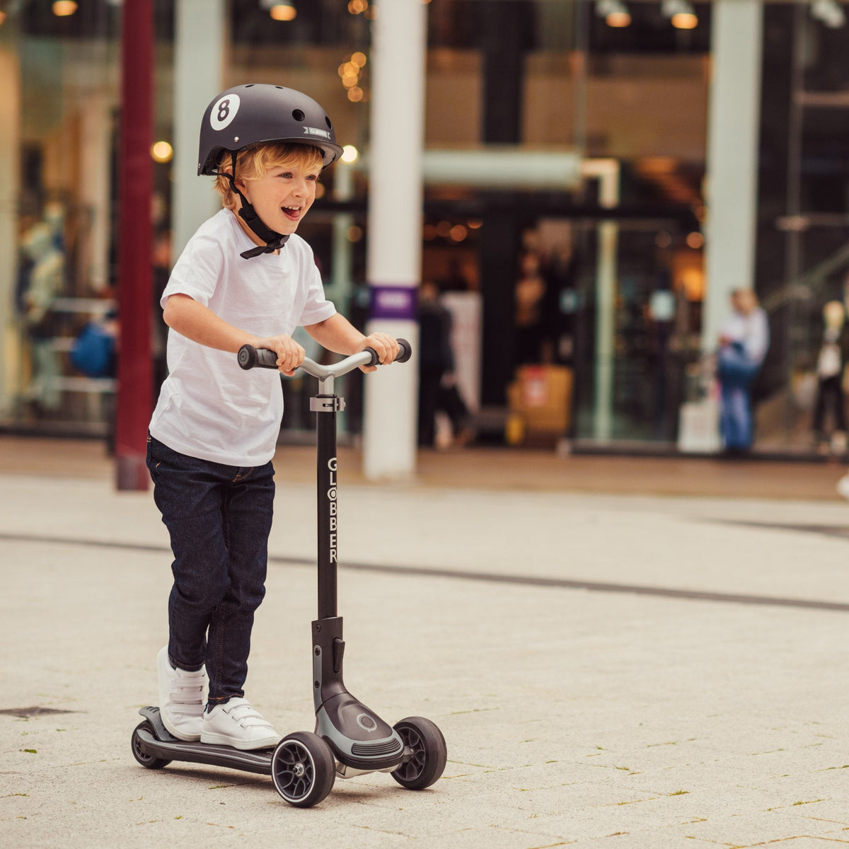 Scooter Globber Ultimum para Niños y Adultos Grey en uso