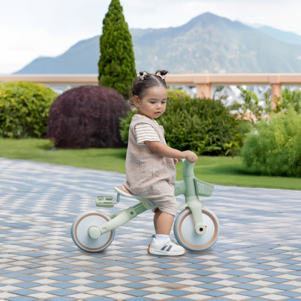 Triciclo Evolutivo Globber 3 en 1 Plus Pistachio en uso (2)
