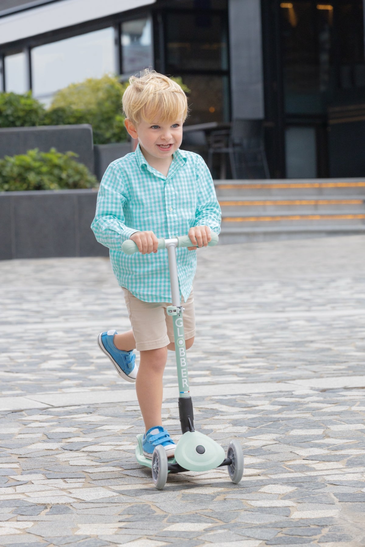 Scooter Infantil 3 Ruedas Globber Ecológico Plegable con Luces Pistachio en uso
