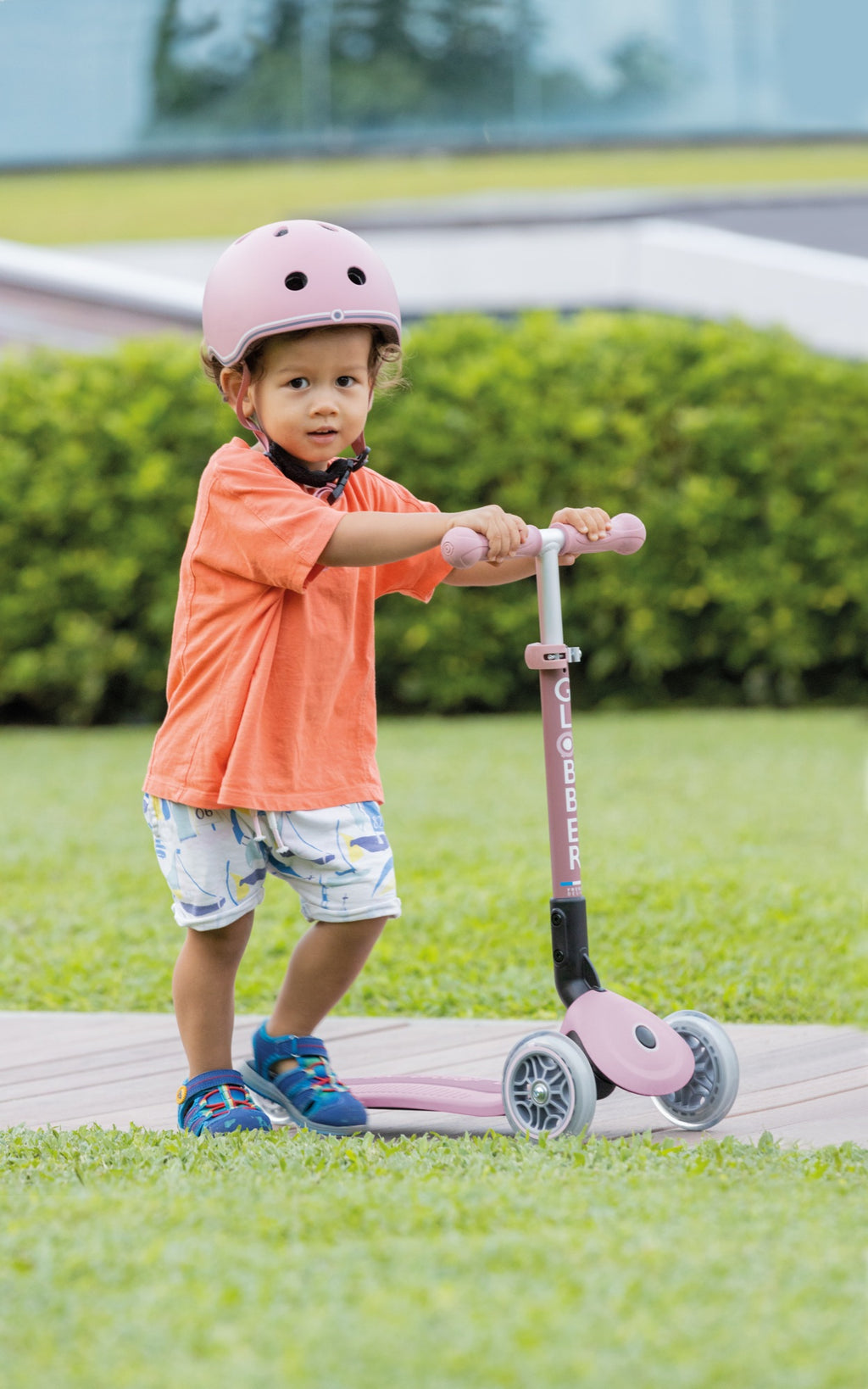 Scooter Infantil 3 Ruedas Globber Ecológico Plegable con Luces Berry en uso