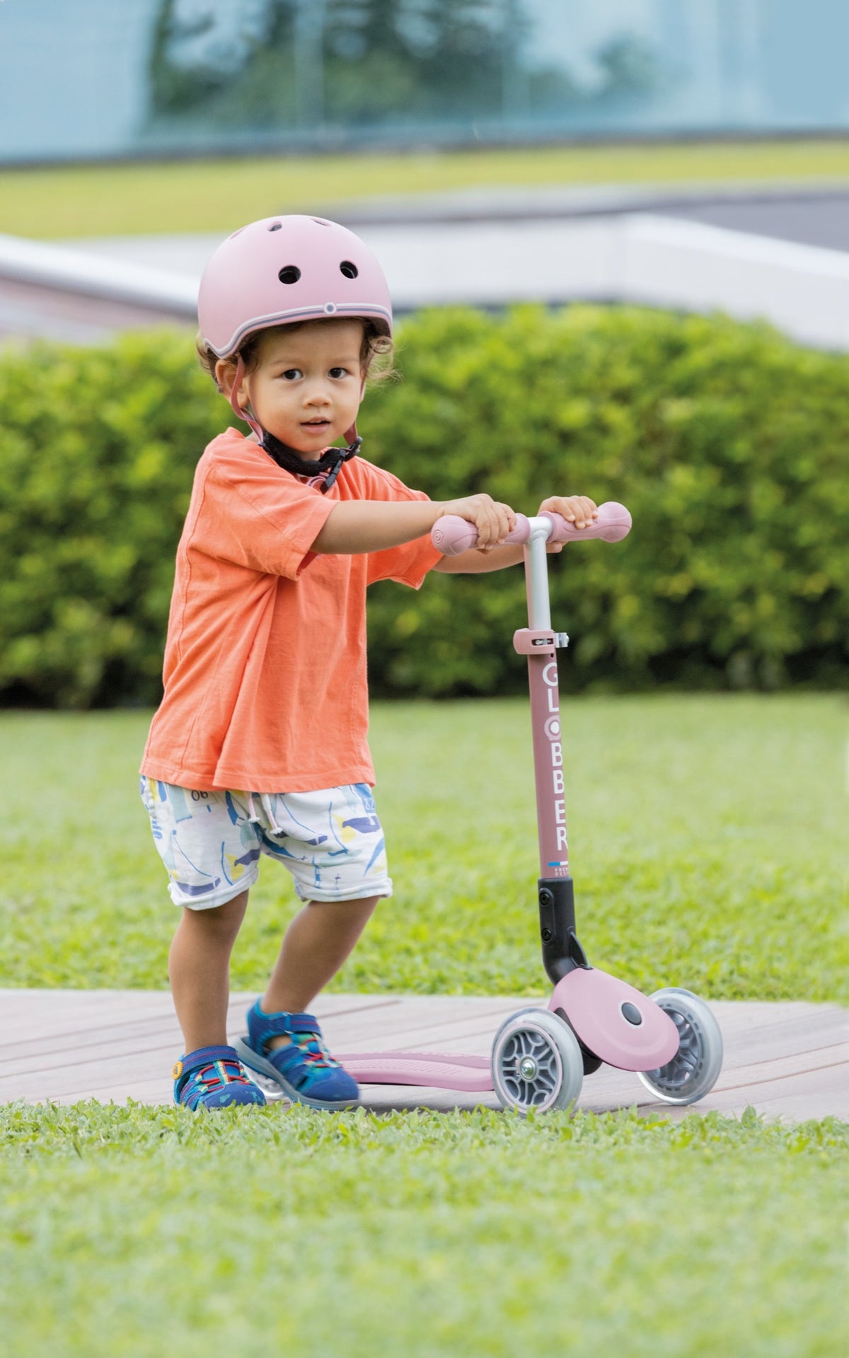 Scooter Infantil 3 Ruedas Globber Ecológico Plegable con Luces Berry en uso