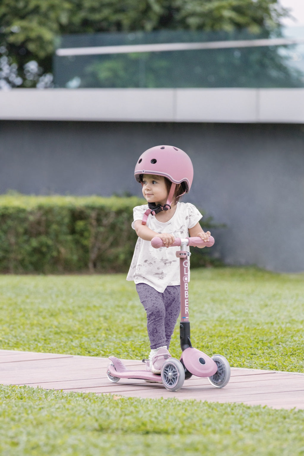 Scooter Infantil 3 Ruedas Globber Ecológico Plegable con Luces Berry en uso