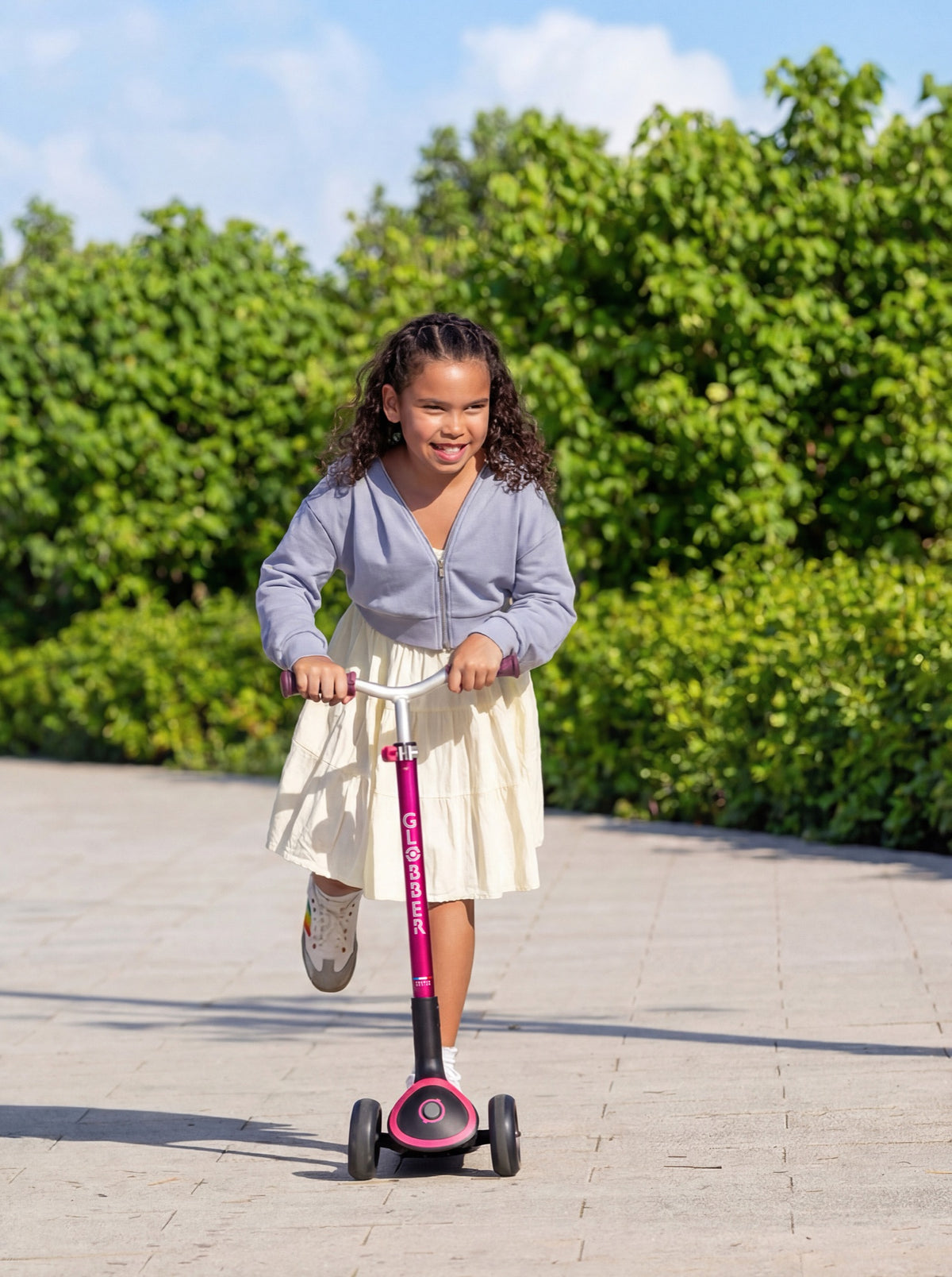 Scooter Globber ACE Lights para Niños y Adultos Fuchsia en uso