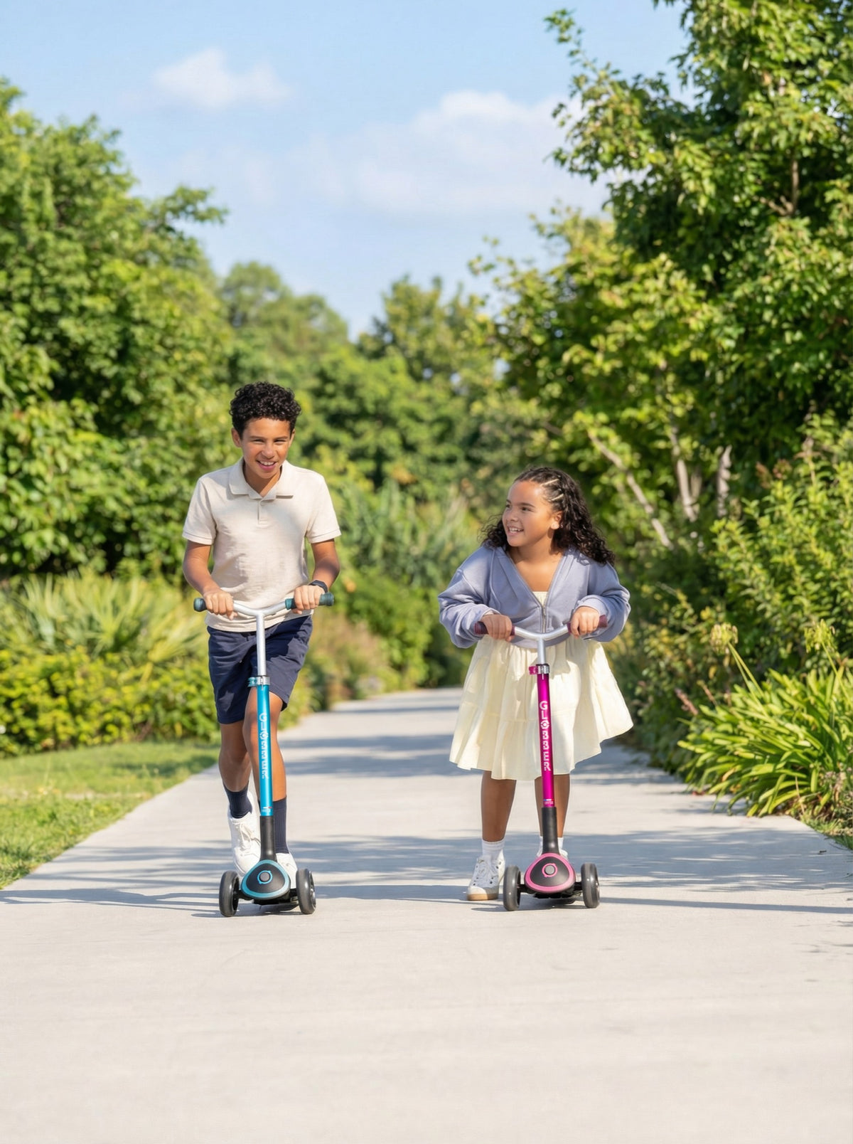 Scooter Globber ACE Lights para Niños y Adultos Fuchsia en uso