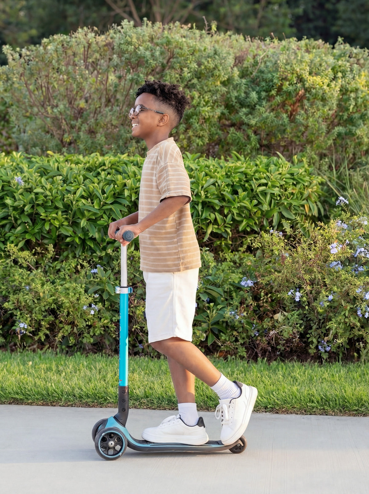 Scooter Globber ACE Lights para Niños y Adultos Aqua en uso