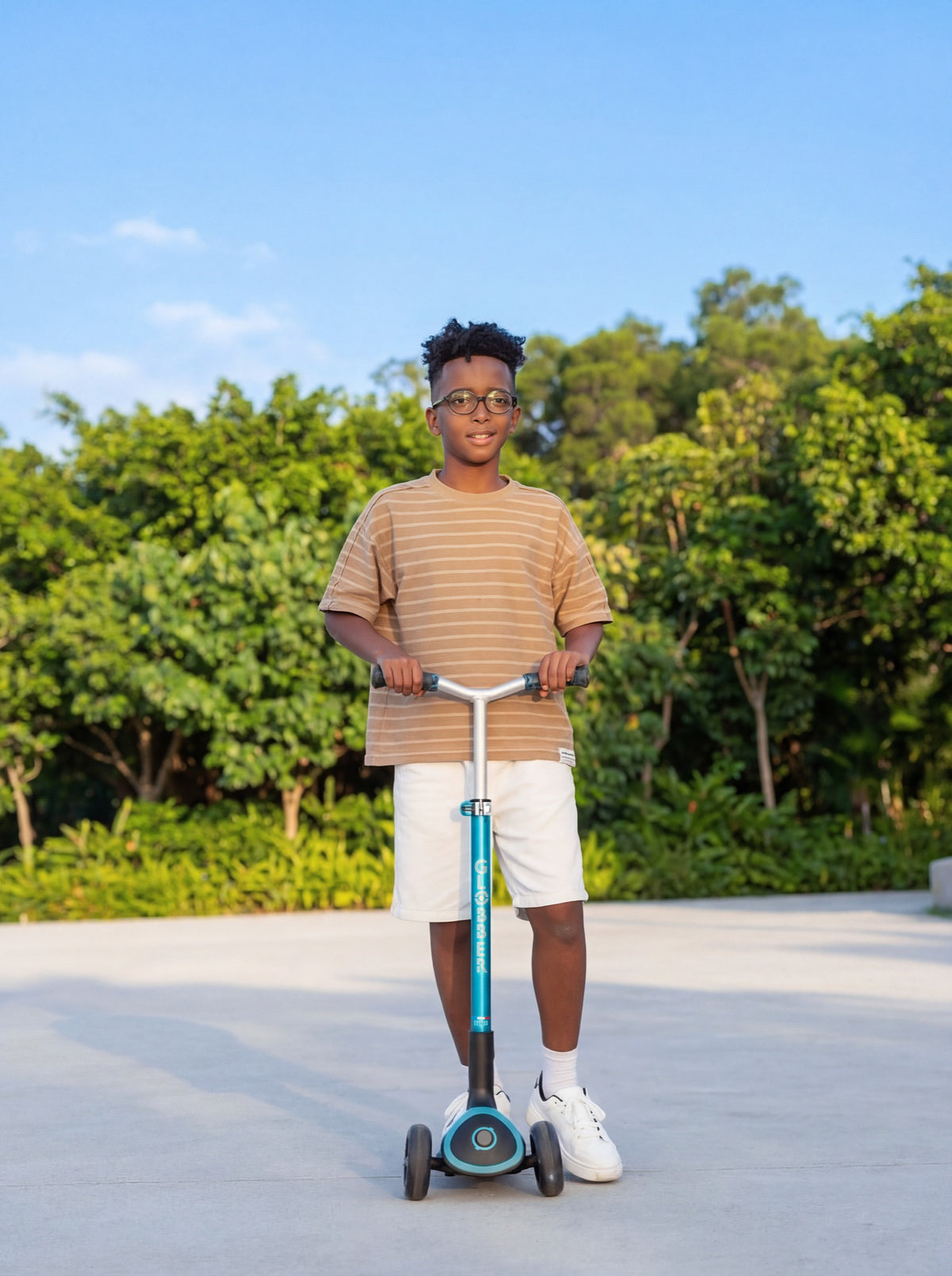 Scooter Globber ACE Lights para Niños y Adultos Aqua en uso
