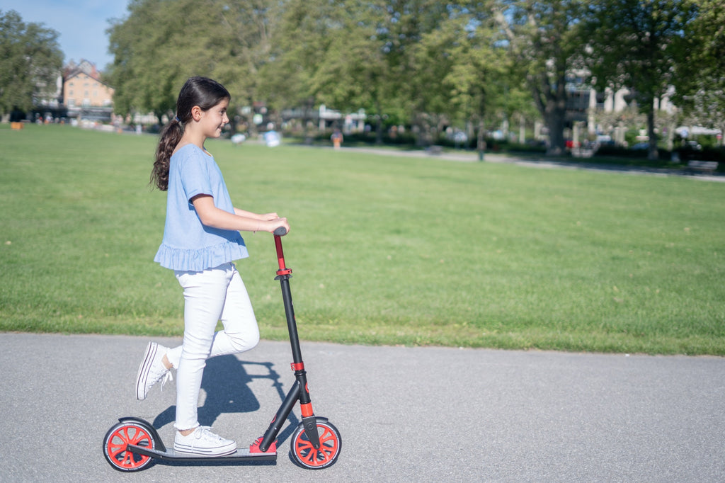 Scooter Globber NL 205 Black Red en uso