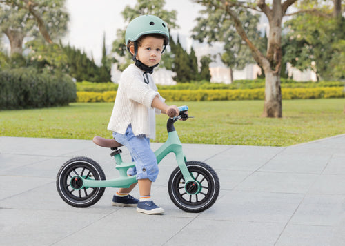 Bicicleta de Balance Globber Go Bike Elite Air Mint en uso