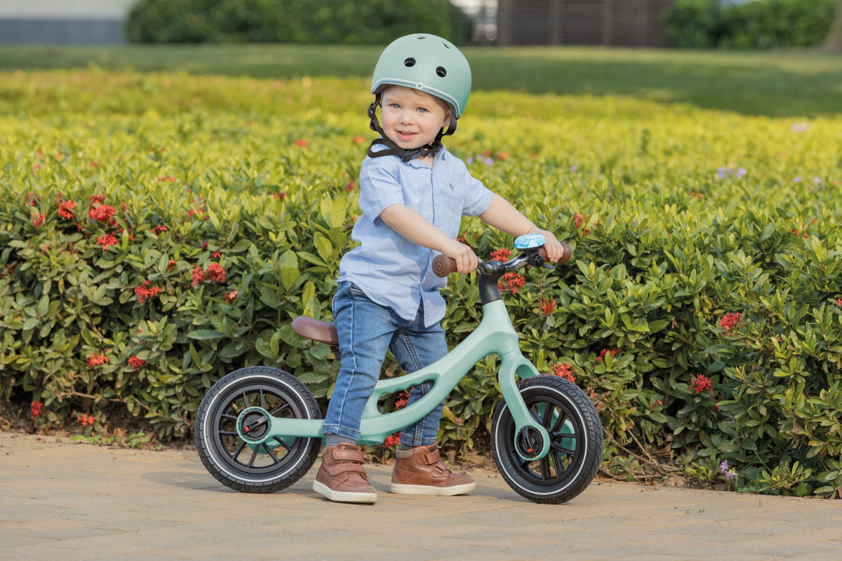 Bicicleta de Balance Globber Go Bike Elite Air Mint en uso