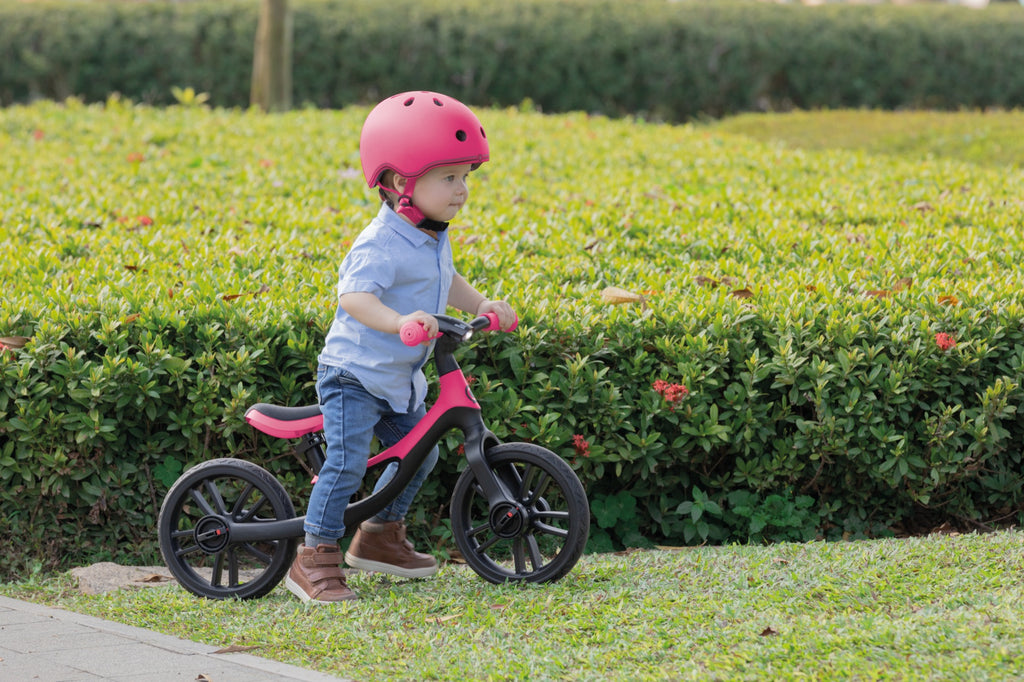 Bicicleta de Balance Globber Go Bike Elite Fuchsia en uso