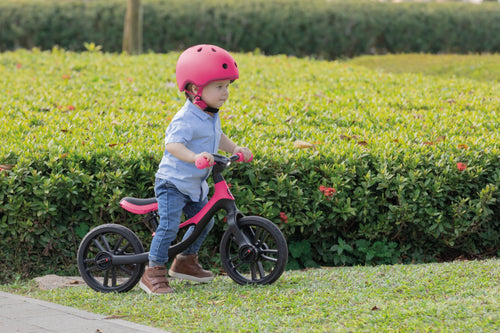 Bicicleta de Balance Globber Go Bike Elite Fuchsia en uso