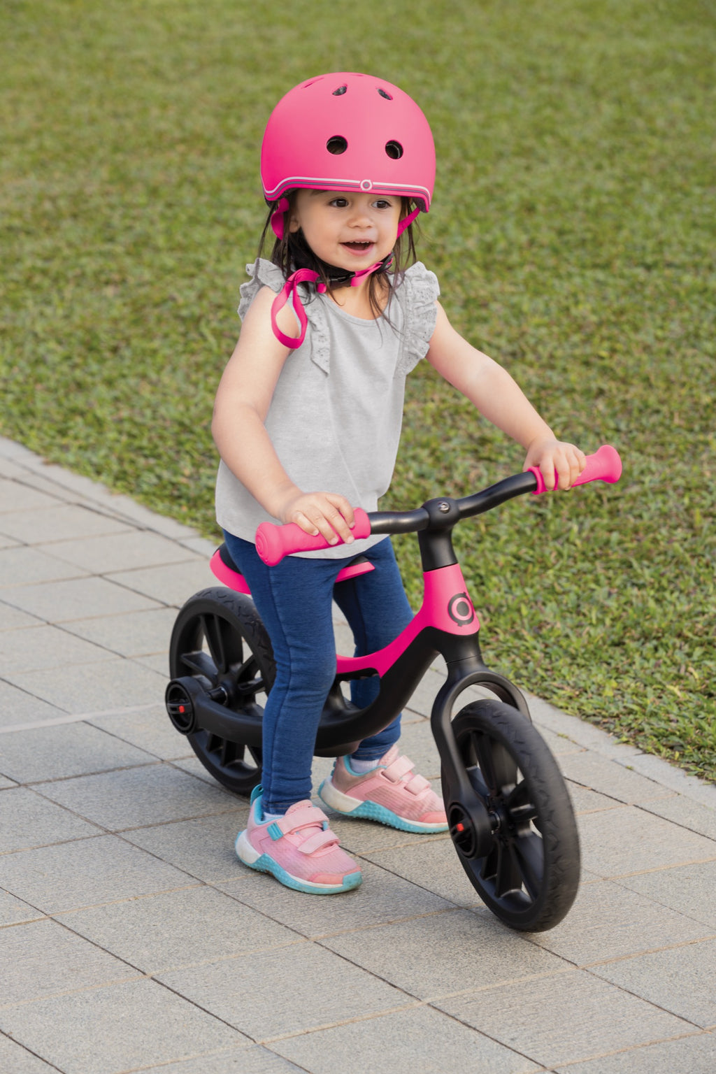 Bicicleta de Balance Globber Go Bike Elite Fuchsia en uso